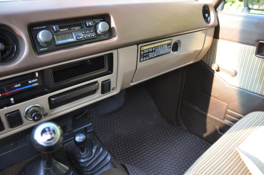 Детали интерьера Toyota Land Cruiser 60 (FJ60) 1984 года  (NA) (фото 125 из 251)